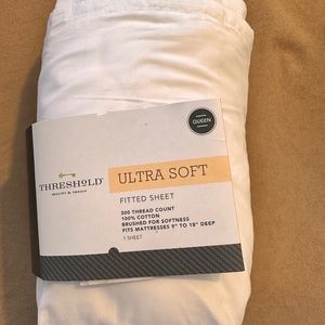 Ultra Soft Fitted Sheet - Threshold- Queen Size - 300 Thread Count - White - NEW